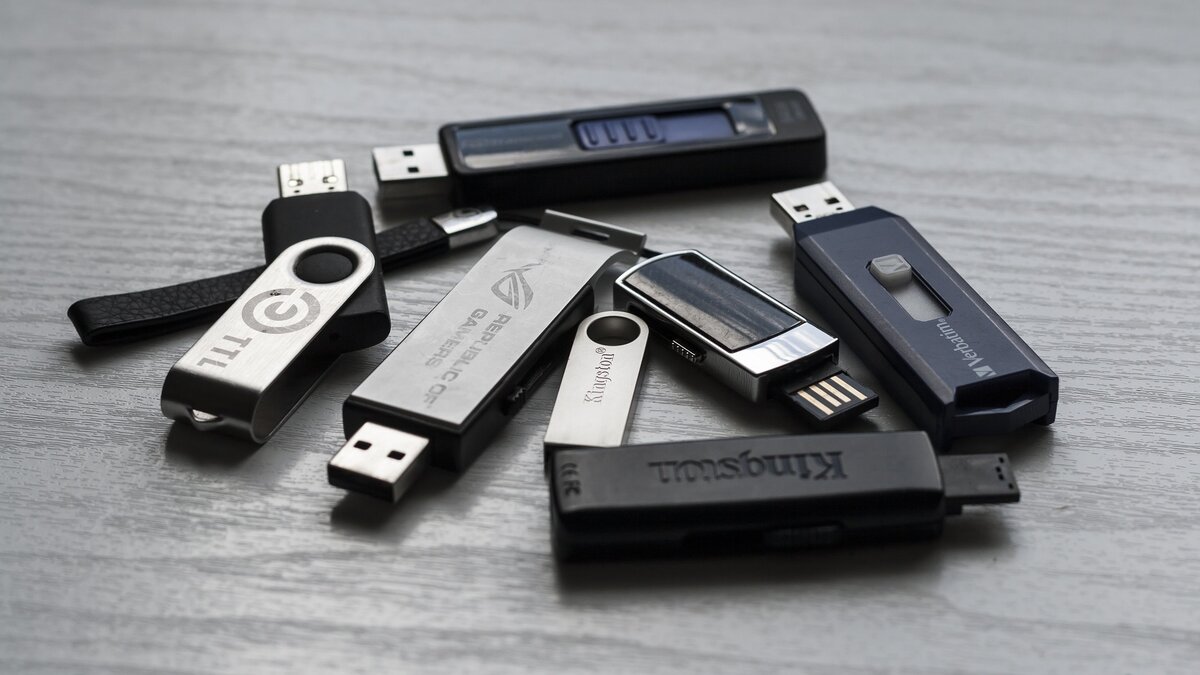 Несмотря на облачные сервисы, USB-накопители или флешки, все еще актуальны. 