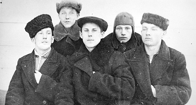 Мефодий Терентьев (первый слева)