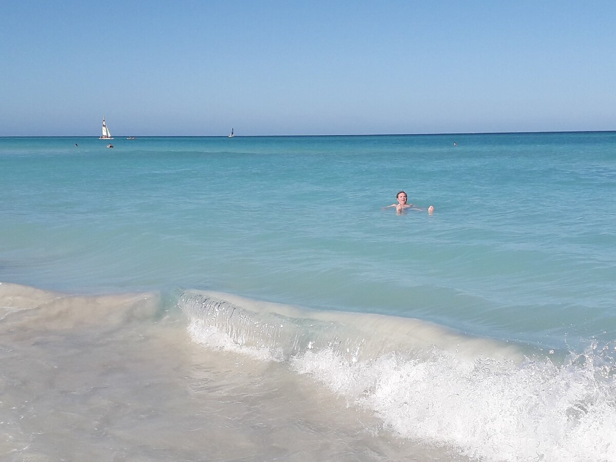 Прозрачная, лазурная вода океана.  Пляж отеля Starfish Varadero