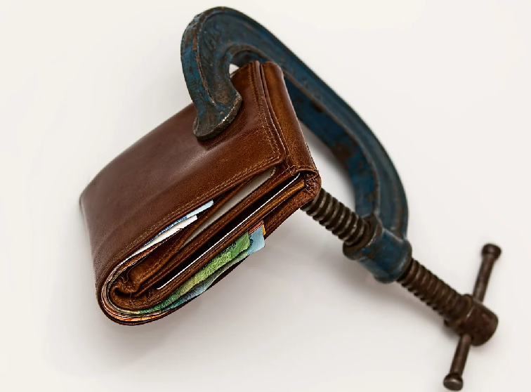 Счастье не купишь. А вот хорошую одежду, вкусную еду и качественные лекарства - очень даже да. Фото для иллюстрации с сайта www.pixabay.com