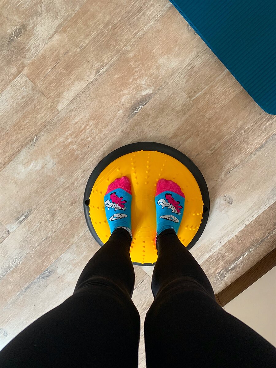 На фото: укрепление мышц голени на балансировочной полусфере.