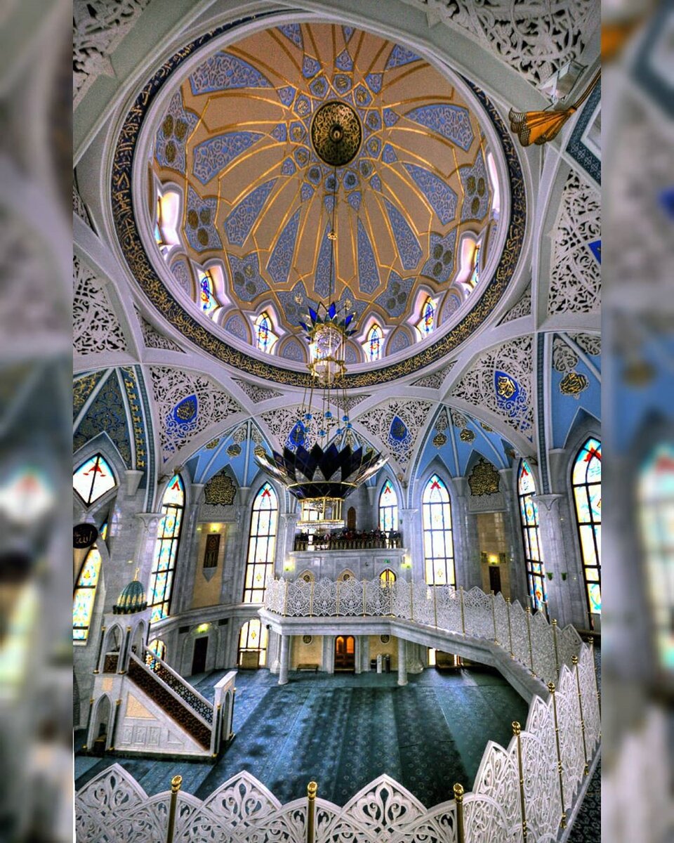 Когда появляется страстное желание попасть внутрь? ⠀
В путешествиях, когда сменяются города, музеи, архитектура, где-то через неделю начинает притупляться восприятие. Наступает пресыщение.
⠀
Но есть места, в которые хочешь войти несмотря ни на что.
⠀
👻Кажется, что они должны быть внутри еще сказочнее.
⠀
Одним из таких мест является мечеть Казанского Кремля Кул Шариф.
⠀
Если сделать запрос на слово "Казань", то, в большинстве случаев, выйдут фотографии этой мечети. Такой незабываемой и притягательной создали ее архитекторы.
⠀
Внутрь можно попасть в специальное время для экскурсий. Для которых выделено 2 смотровых балкона.
⠀
Собирали убранство со всех концов земли:
⠀
👉Гранит и мрамор - с Урала,
👉Ковры — дар правительства Ирана,
👉Цветная хрустальная люстра диаметром пять метров и весом почти две тонны сделана в Чехии.
⠀
Купол украшен окнами в форме тюльпанов, напоминая «Казанскую шапку», корону казанских ханов.

История связана со столкновением войск Ивана Грозного и хана. Но об этом в другой раз...🤗