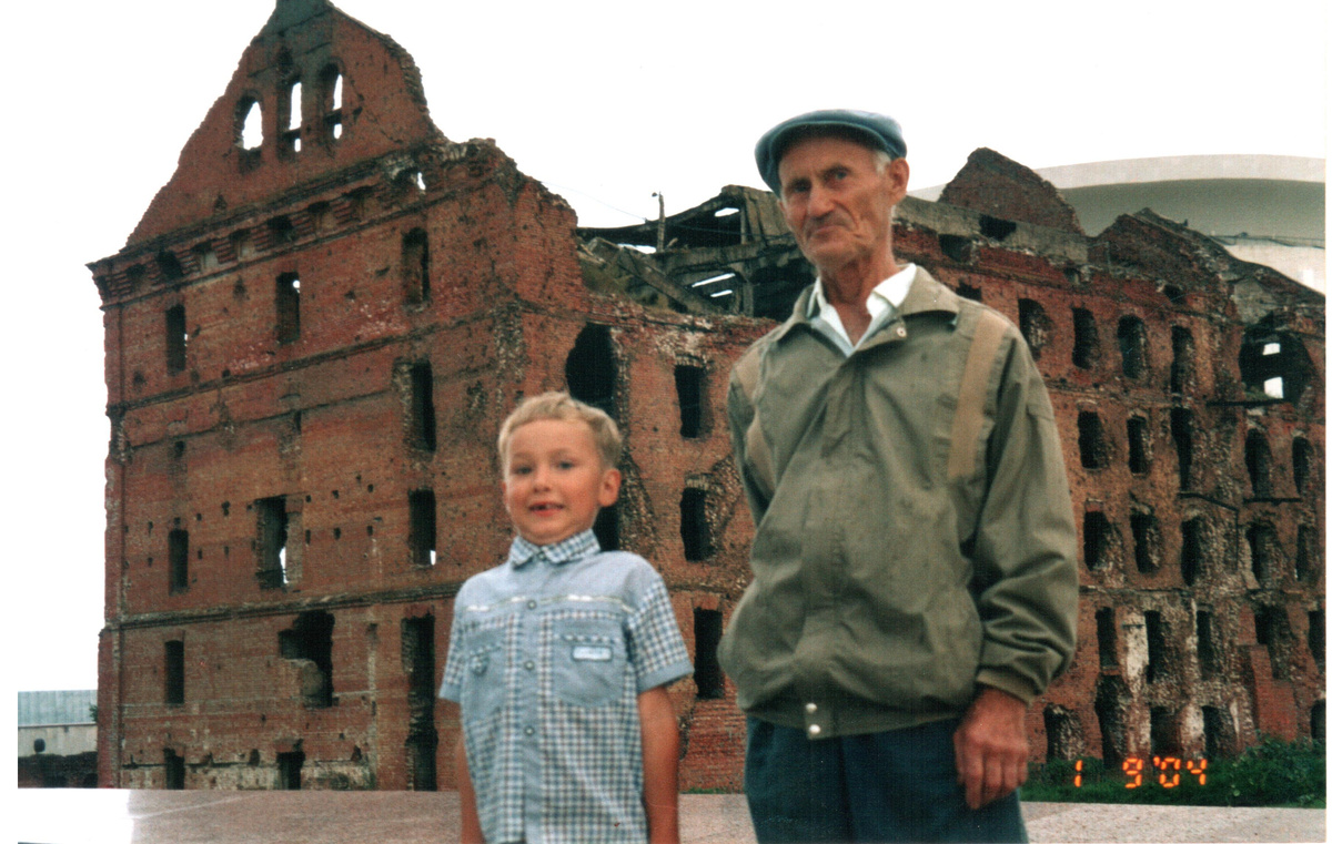 Фото из архива автора на фоне здания мельницы Гергардта в Волгограде — "За будущее России"