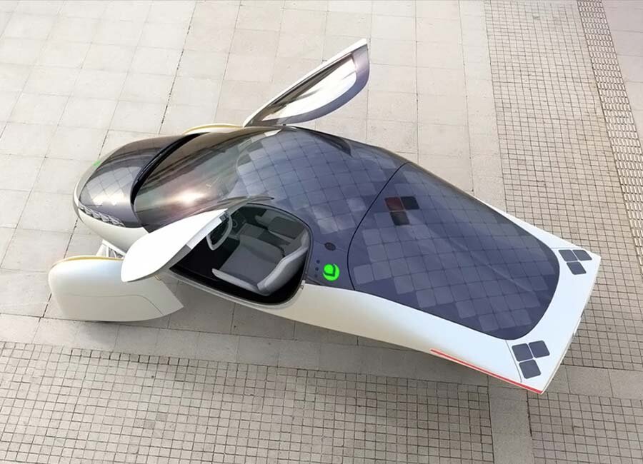 Капот, крыша и приборная панель электромобиля Aptera покрыты солнечными батареями для зарядки на ходу, что расширяет радиус действия авто до пробега более чем 65 км в день. 