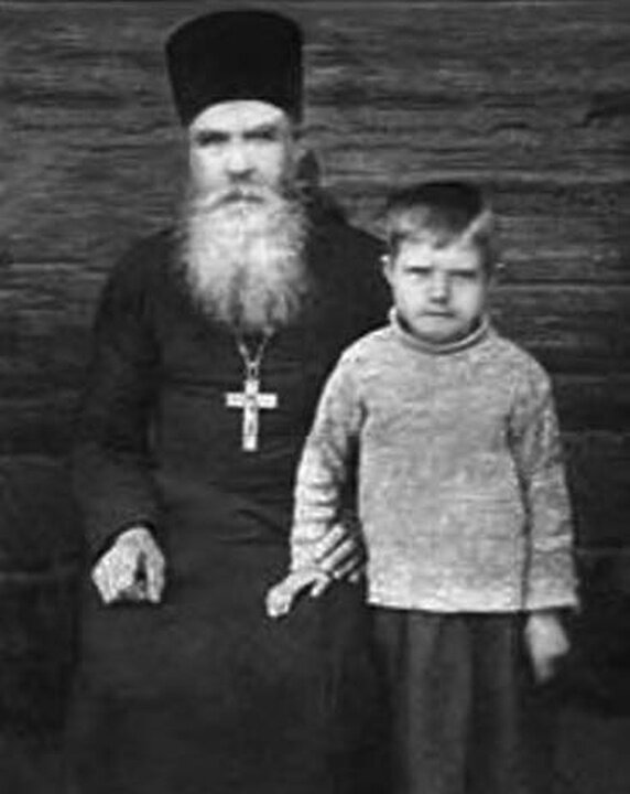 маленький Валя со своим папой протоиереем Петром Ястребцевым