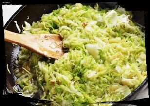 Когда капуста станет достаточно мягкой, охладите её, посолите, поперчите, добавьте мелко нарубленной крутое яйцо и перемешайте. Нам понадобится на 1килограмм капусты: 100 г масла или маргарина.
Приятного аппетита!