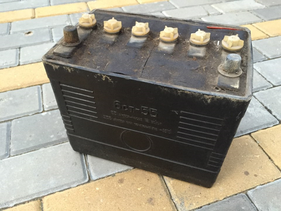 Фото с сайта drive2.com На большинстве автомобилей в СССР, стояла такая вот АКБ