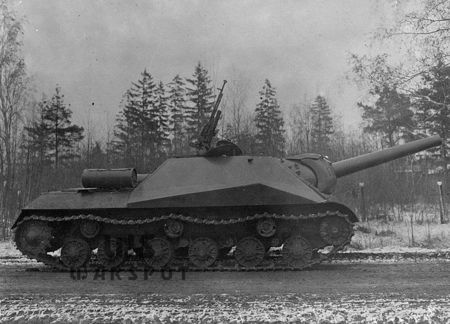 Не смотря, на окончание Великой Отечественной войны, работы по созданию тяжёлых САУ всё равно продолжались. Причем новые самоходки создавались по мере создания новых танков. Так, сразу после начала серийного производства тяжелого танка ИС-3 на Опытном заводе № 100 была разработана САУ, получившая название ИСУ-152 обр. 1945 г. («объект 704»). 
