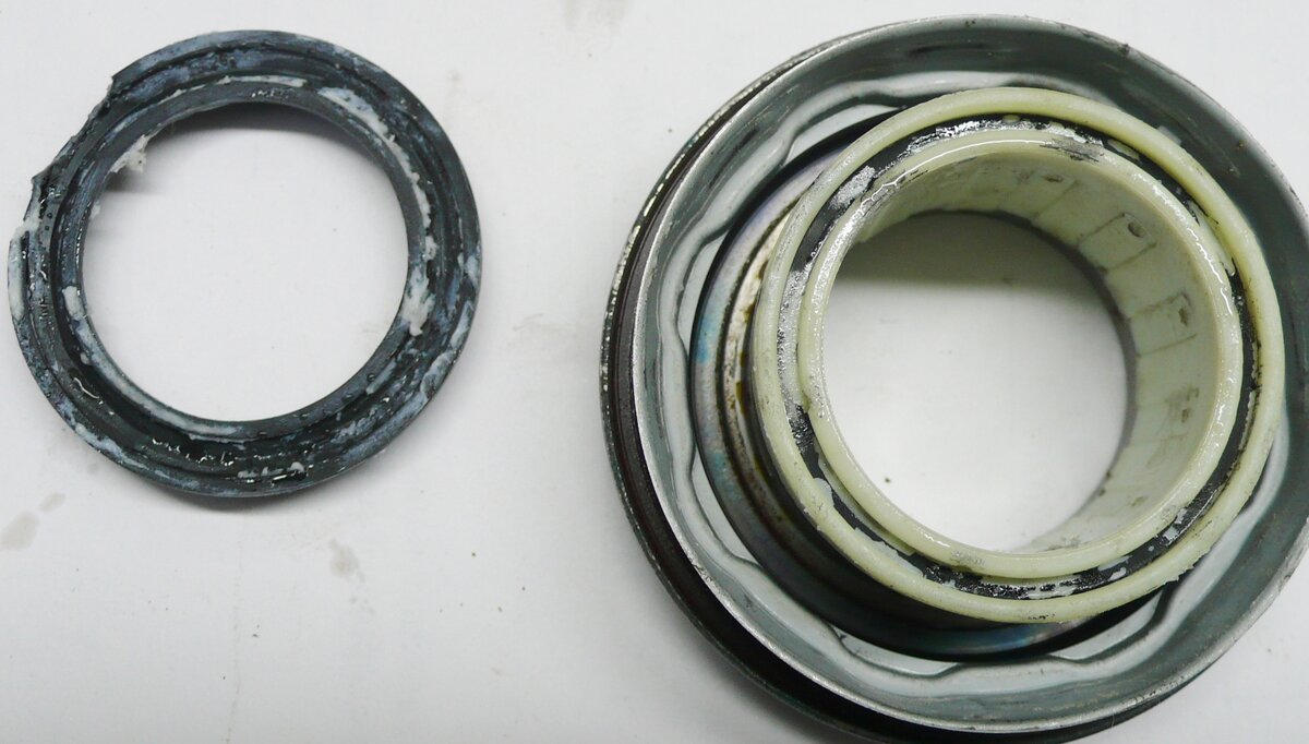 повреждение манжеты, справа пластиковая втулка