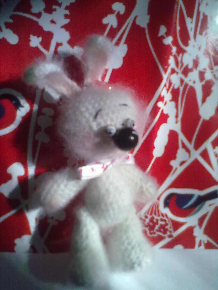 самый первый заяц, в технике амигуруми. Качество фото ужасное. 2010год