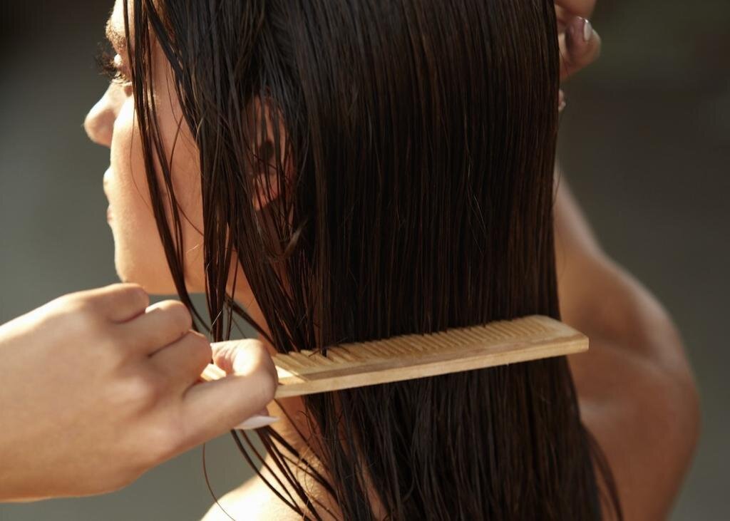 Расчесывайтесь реже, рекомендуют нам стилисты по волосам. Но как это влияет на состояние прядей? Если расчесывать волосы влажными, они растягиваются, ломаются и даже выпадают.