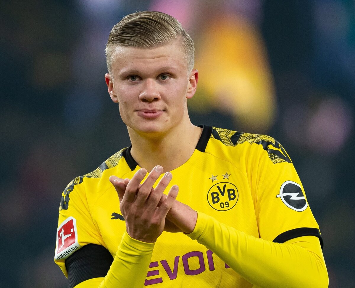 4 место  Эрлинг Холланд . Холанд уже в 17 лет был лидером «Мольде», в одном из матчей чемпионата сделал покер, а зимой 2019-го переехал в «Ред Булл». Первые полгода ушли на адаптацию(лишь один матч в старте за полгода), а в этом сезоне о нем узнал весь мир. В первых пяти матчах в ЛЧ Холанд забил 8 мячей, а в общей сложности за полсезона настрелял 28 голов в 22 играх и зимой переехал в «Дортмунд». В Германии нападающий продолжил колотить голы с космической скоростью – 7 мячей первыми семью ударами в створ(за 136 минут), а помимо профильных умений Холанд дал «Боруссии» опцию для верховых забросов и ещё одного игрока способного уходить вглубь для розыгрыша мяча и отвлечения внимания. Холанд окончательно застолбил за собой звание одного из самых многообещающих игроков поколения, а мы, возможно, стоим на пороге зарождения новой суперзвезды на долгие годы.