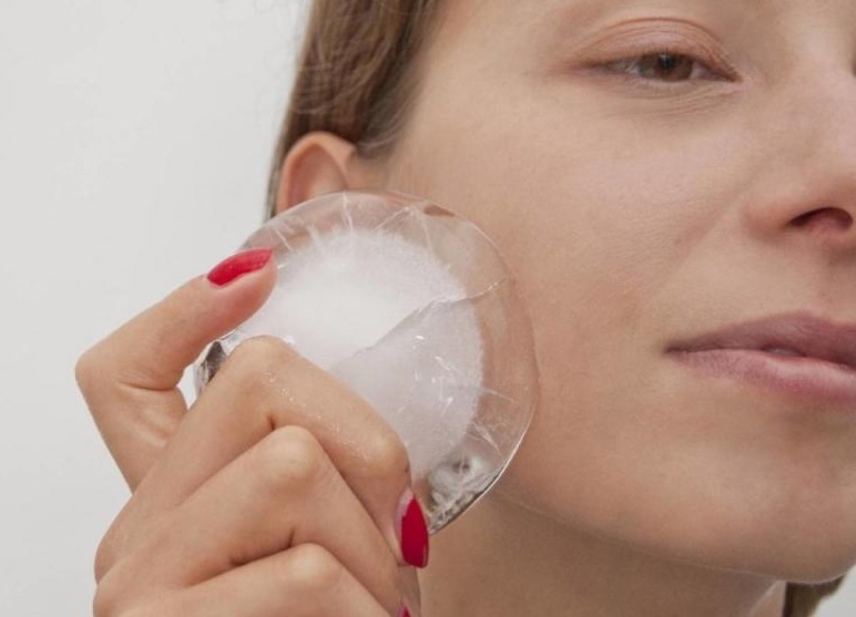 Лед отлчно справлятся с отеками лица и позволяет уже с утра выглядеть свежо