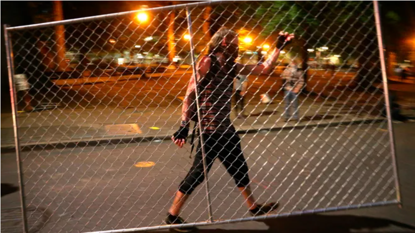 логотип издания USA Today /  протестующие в США