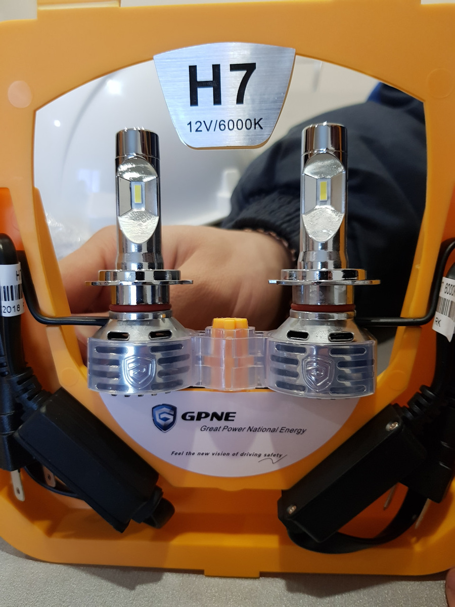 Долго меня мучил вопрос как сделать и красиво и эффективно, я про ближний свет. Сразу скажу, ближний свет на Весте очень хороший. Но я такой человек, всегда есть к чему стремиться) И так лампы. Много смотрел отзывов, читал инфу и наткнулся на эти дампы фирмы "GPNE