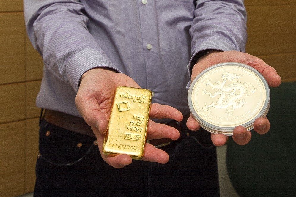 Банк покупает золото. Слитки в банке. Золото в банке. Банковские слитки золота. Золотые слитки в банке.