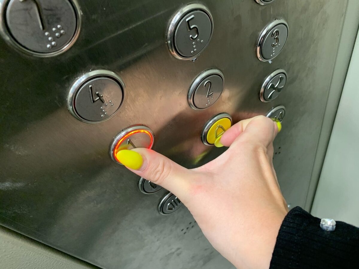 Фото сделано автором (зажала кнопку первого этажа и закрывания двери)