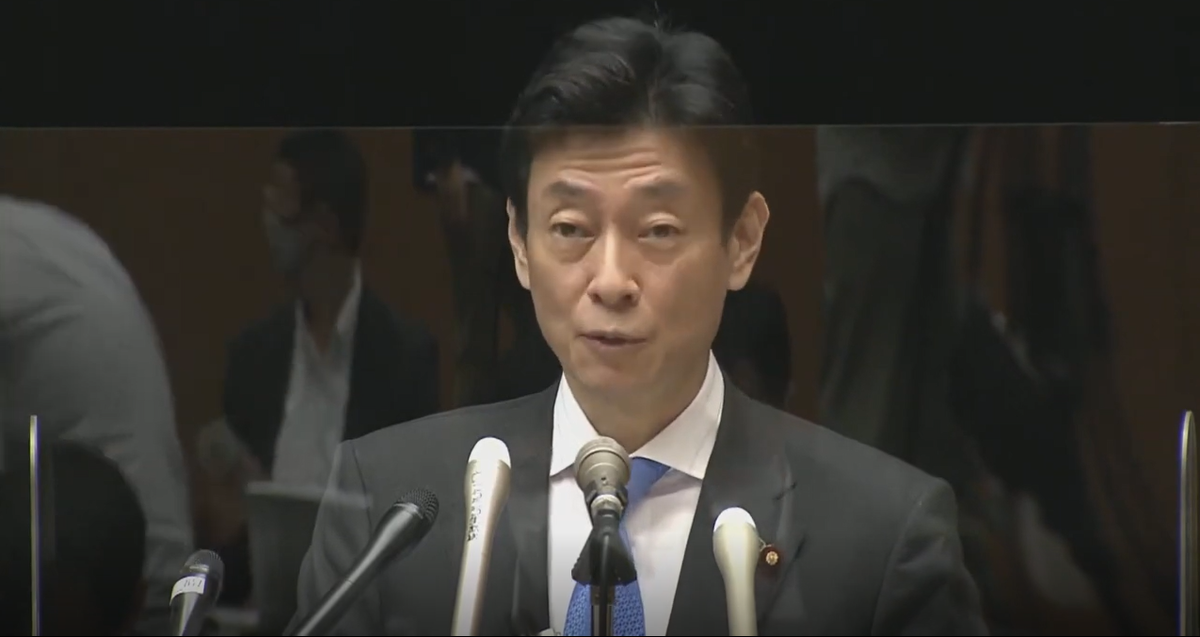 Министр НИСИМУРА Ясутоси на пресс-конференции 25 сентября. Кадр ANN https://www.youtube.com/watch?v=jX2yAuXhMWI