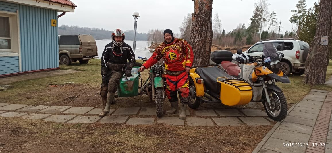 На фото плохо видно, но на люльке приличная вмятина от березы, в которую мы влетели, когда неслись со склона. Тормоза по глине работают очень плохо.