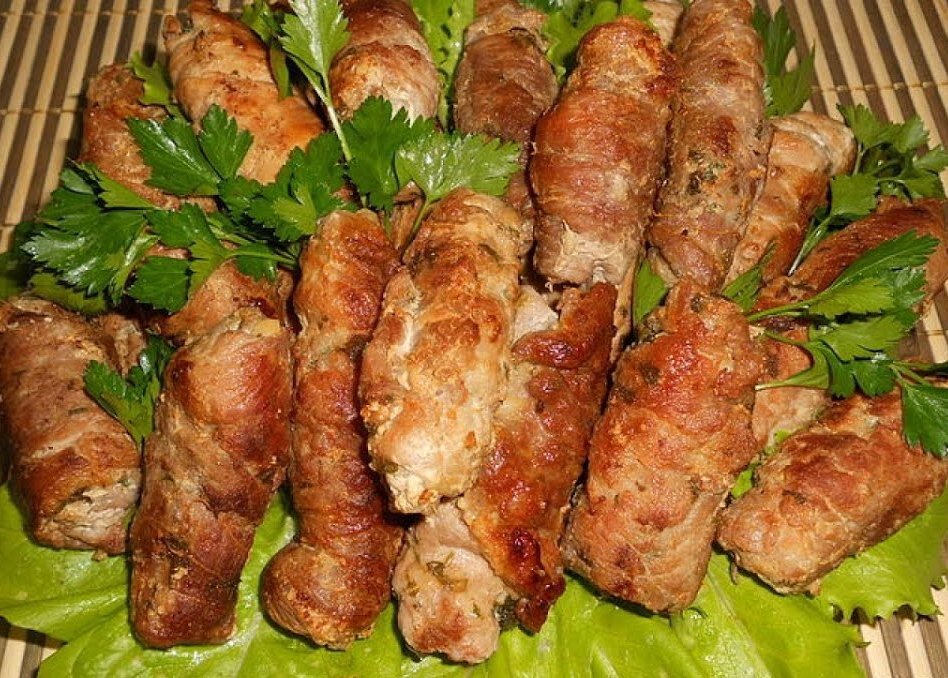 Мясные рулетики с сыром и ветчиной.