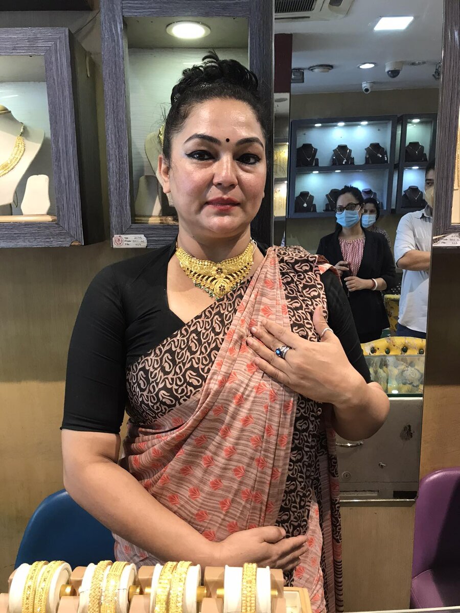 Минималистичные, лаконичные украшения в Непале - редкость.