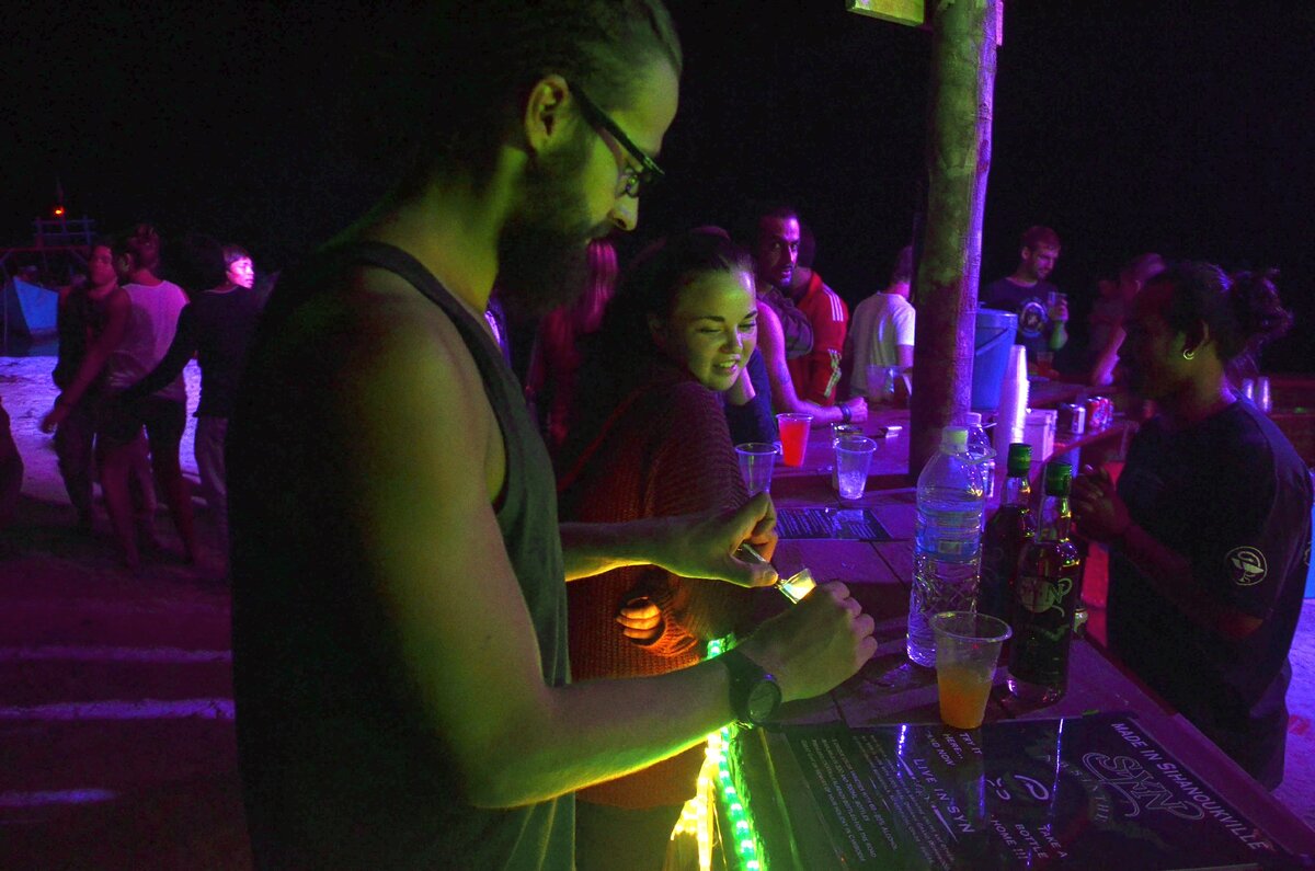 на острове ночью, вечеринка