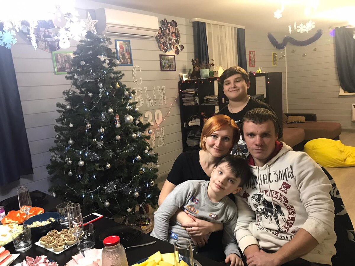 Вот они самые любимые мужики и названная дочка.