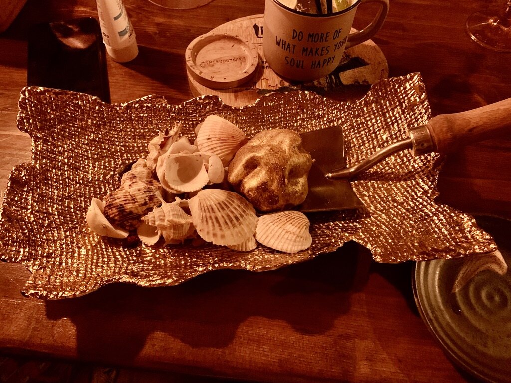 Золотой самородок (заварной крем из темного бельгийского шоколада с Амаретто, гималайской солью и начинкой из геля "Маракуйя") 370 руб.