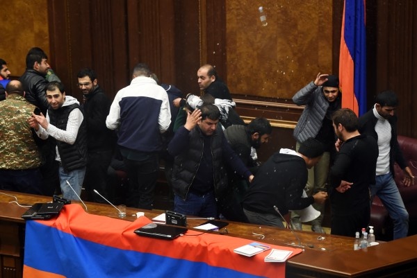 Протестующие в доме правительства