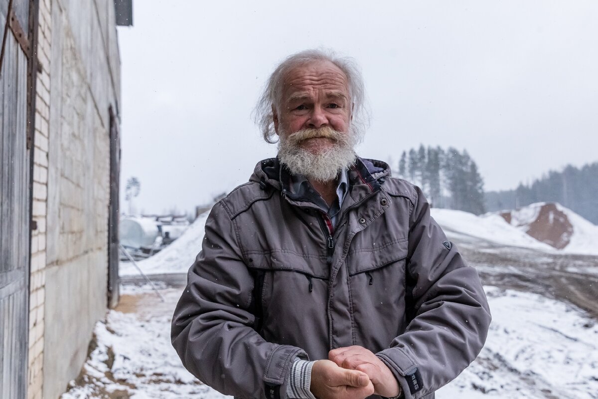 Найти заказы свободному и бездомному художнику Юрию Чикарину помогают односельчане.  