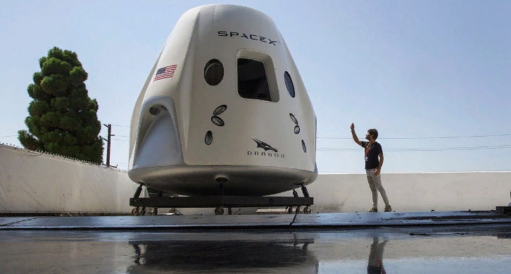 Отчасти Рогозин прав: нынешние американские корабли прогрессивны только своим модернистским видом. Однако они-то уже совершают пилотируемые полёты, а "Орёл" лежит на этапе конструирования...