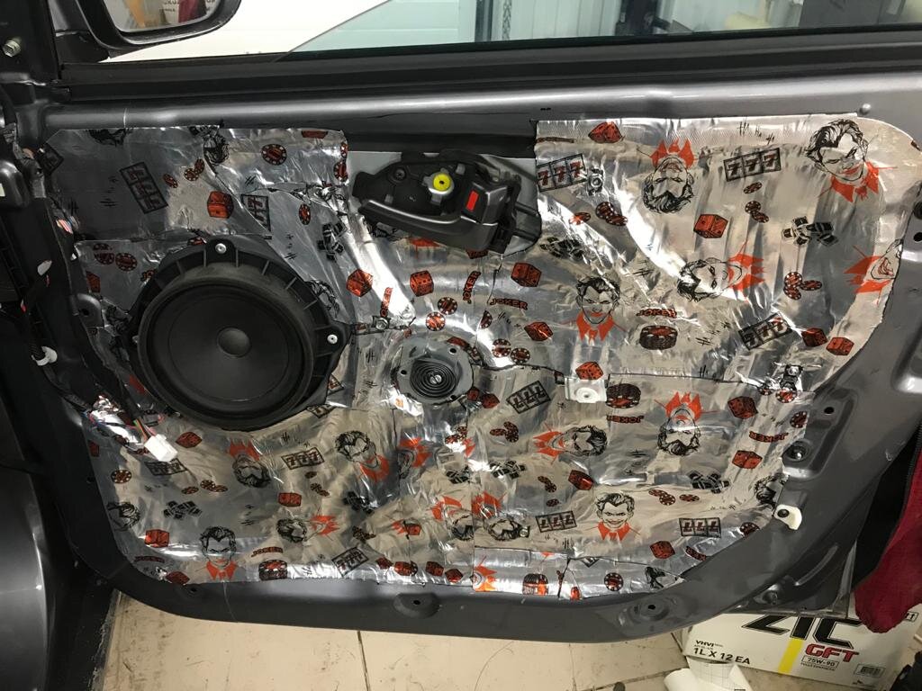 Уникален за счёт добавления фиброволокна в состав мастики, Joker более эффективен по сравнению с классическим Шумофф М2, КМП материала на тонком металле равно Шумофф М3. 🔥Также у материалов серии Joker мастика более упругая, эластичная и данный материал можно монтировать уже от +5 градусов, без дополнительного прогрева