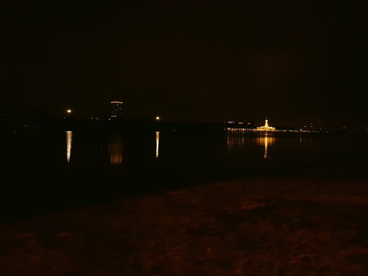 Это фото места, где зимой появляется прорубь, сделано в ноябре 2020 г. Десять лет назад с противоположного берега такой яркой иллюминации не наблюдалось.