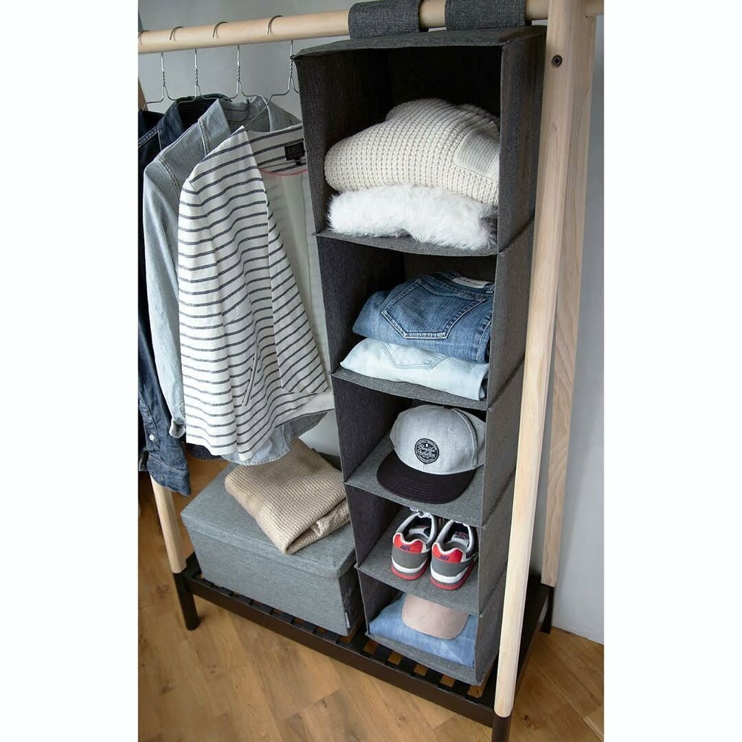 Хранение с помощью стойки и подвесных полок - если в съемной квартире нет шкафа.