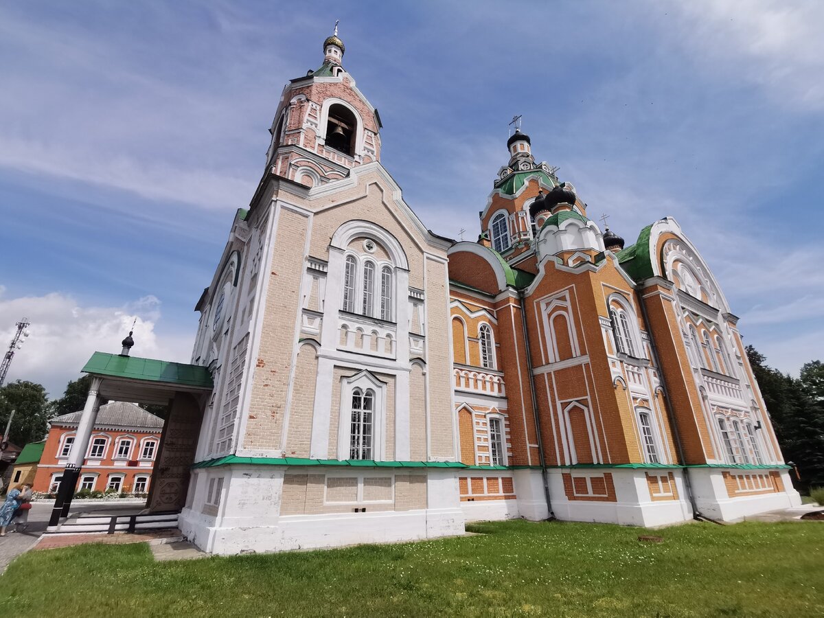 Посёлок со своим собственным замком, резными наличниками, морем черники, среди лесов, полей и озёр.