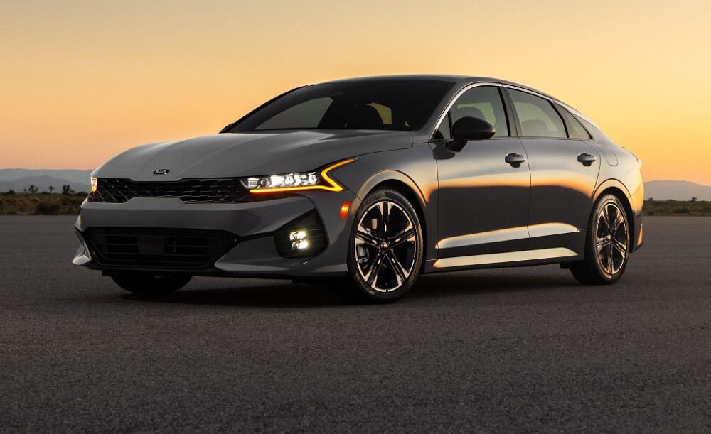 В максимальной комплектации и правда выглядит бомбически, на фото еще и американская версия автомобиля. Но, за все надо платить, подобная комплектация на нашем рынке уходит далеко за 2 млн рублей, хотя в базе автомобиль выглядит внешне практически также. 