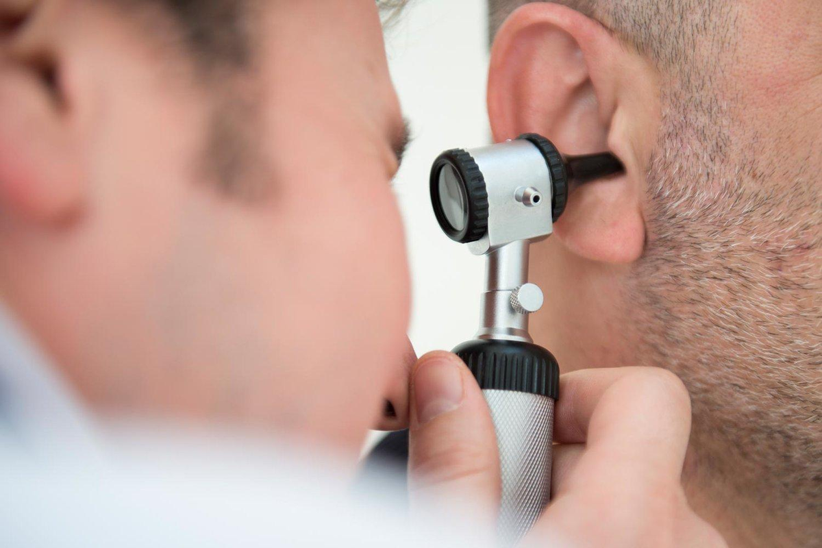 Прием врача оториноларинголога. Врач осматривает ухо. ЛОР ухо. Врач который проверяет уши.