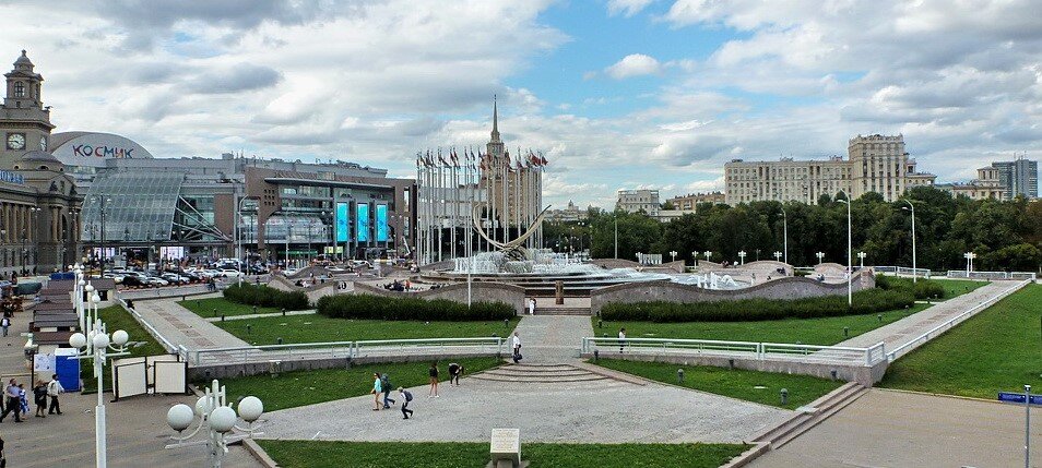 Площадь Европы. Торжественно открыта 15 сентября 2002 года. Яндекс.Картинки