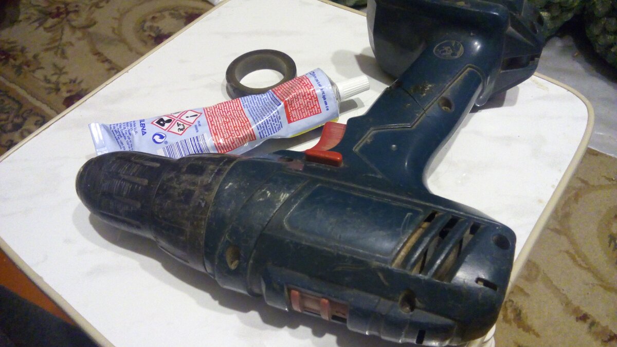 Ремонт шуруповёрта с помощью клея и изоленты.