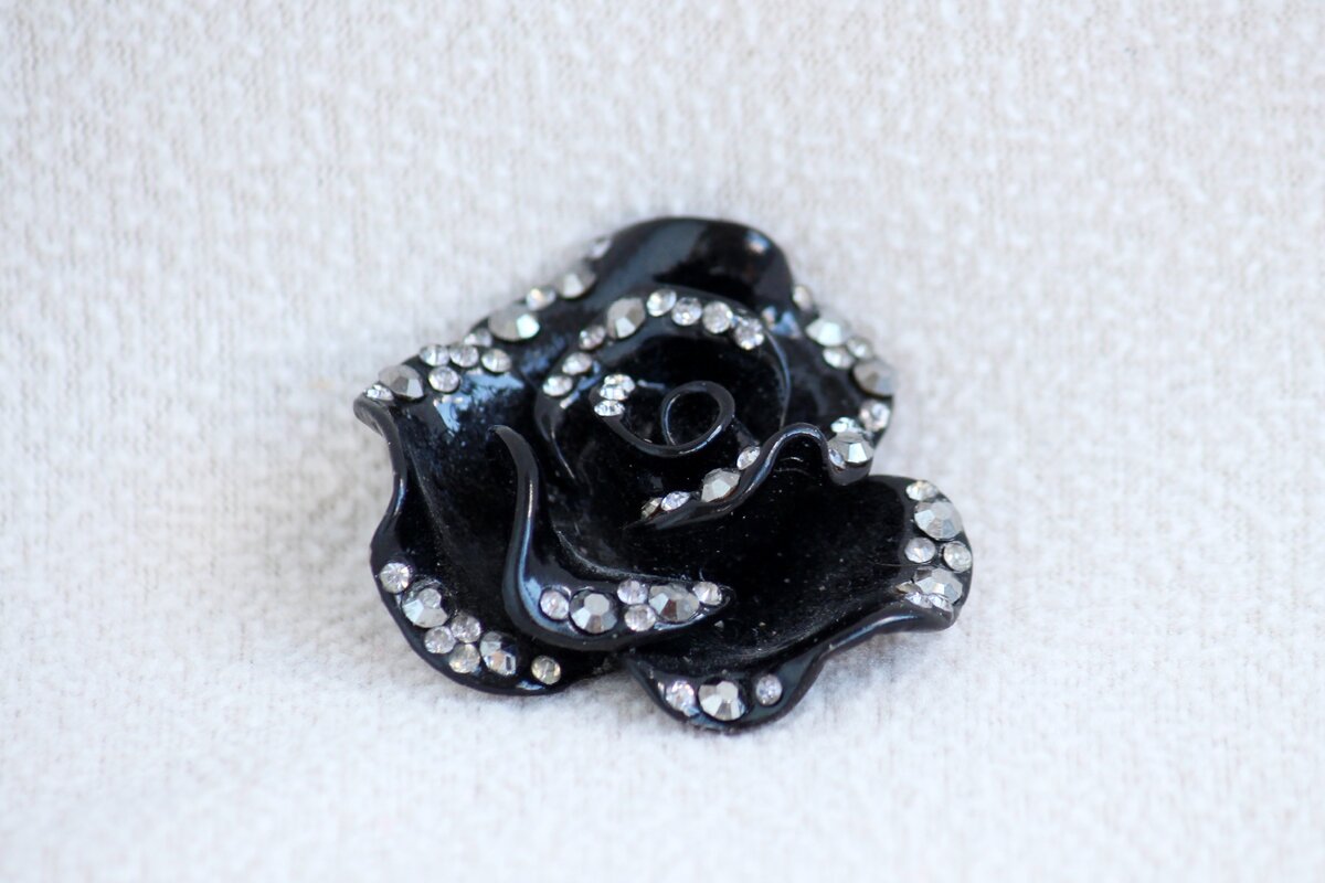 Брошь розочка. Фото автора канала. Листайте галерею, чтобы посмотреть на другие