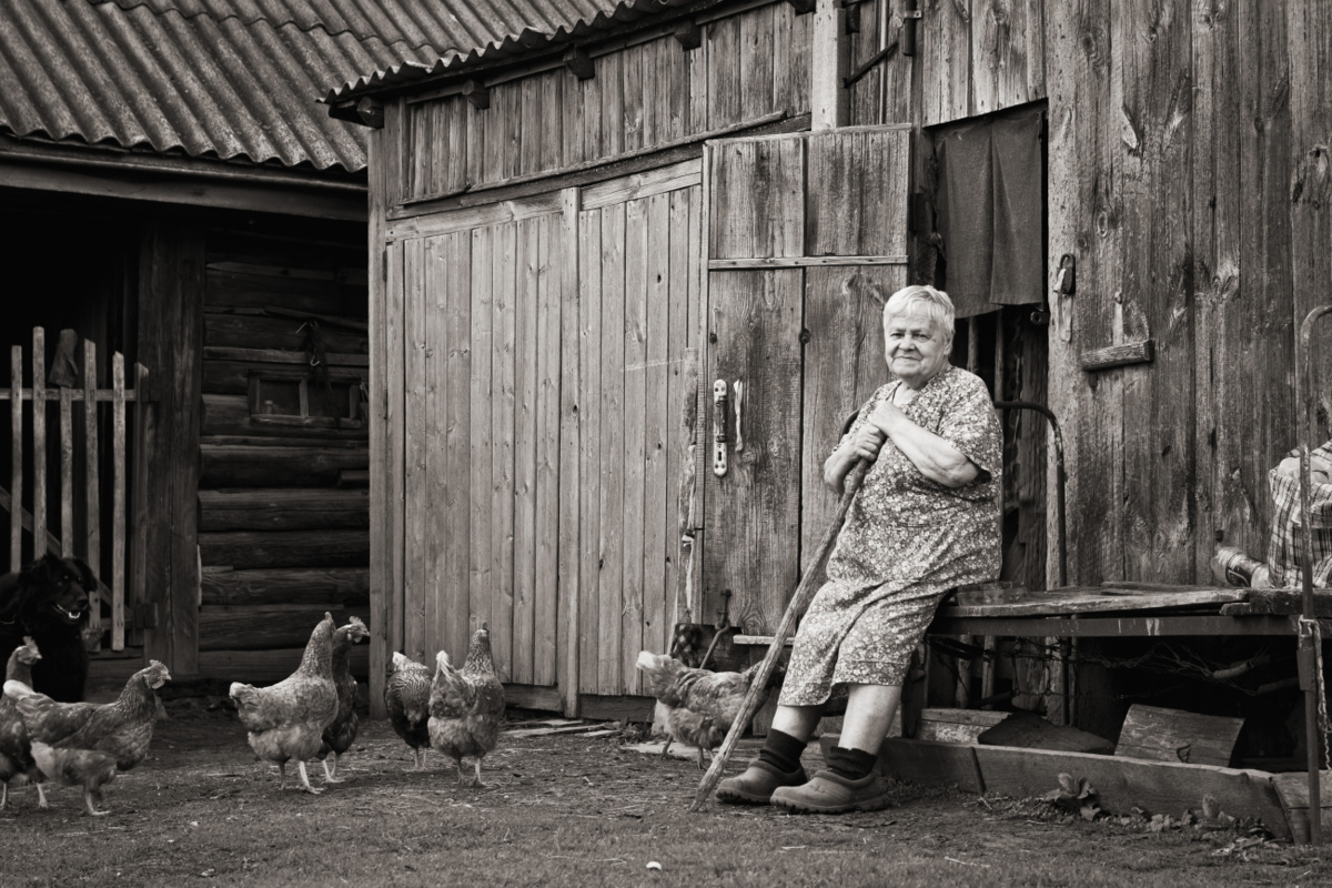 Старый двор в деревне. Деревенская жизнь. Домик в деревне бабушка. Деревенская бабушка.
