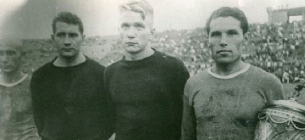 Слева направо: Алексей Ларионов, Борис Ивин и Георгий Шорец с Кубком ВЦСПС 