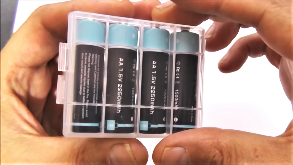 Приходят они с пластиковым чехлом  на 4шт.