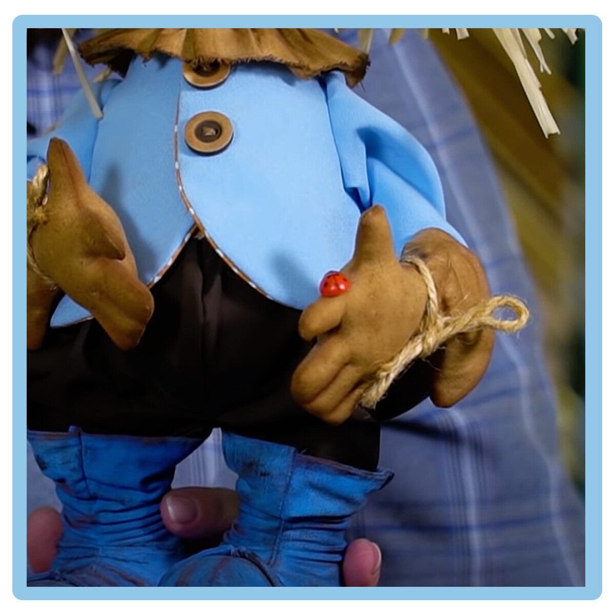 Мастерица даже поместила на руку божью коровку