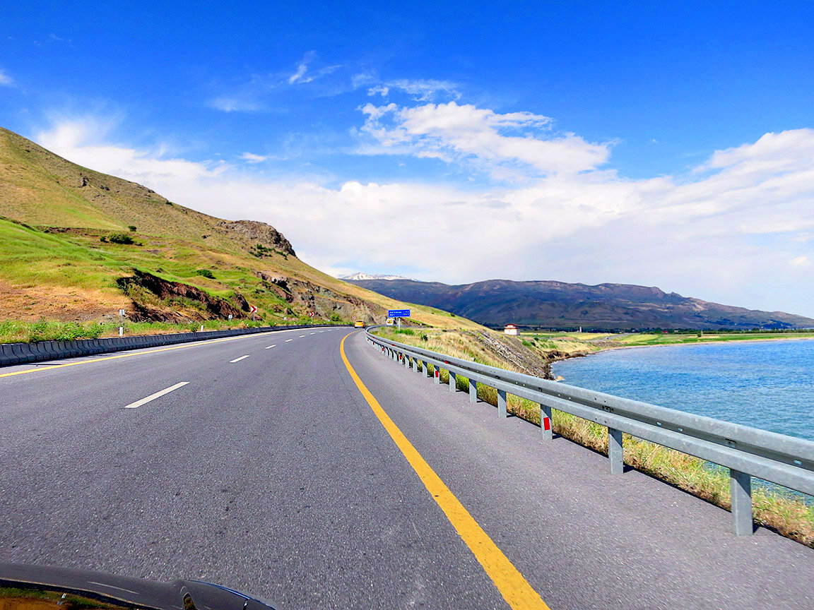 Дорога вдоль озера Ван.