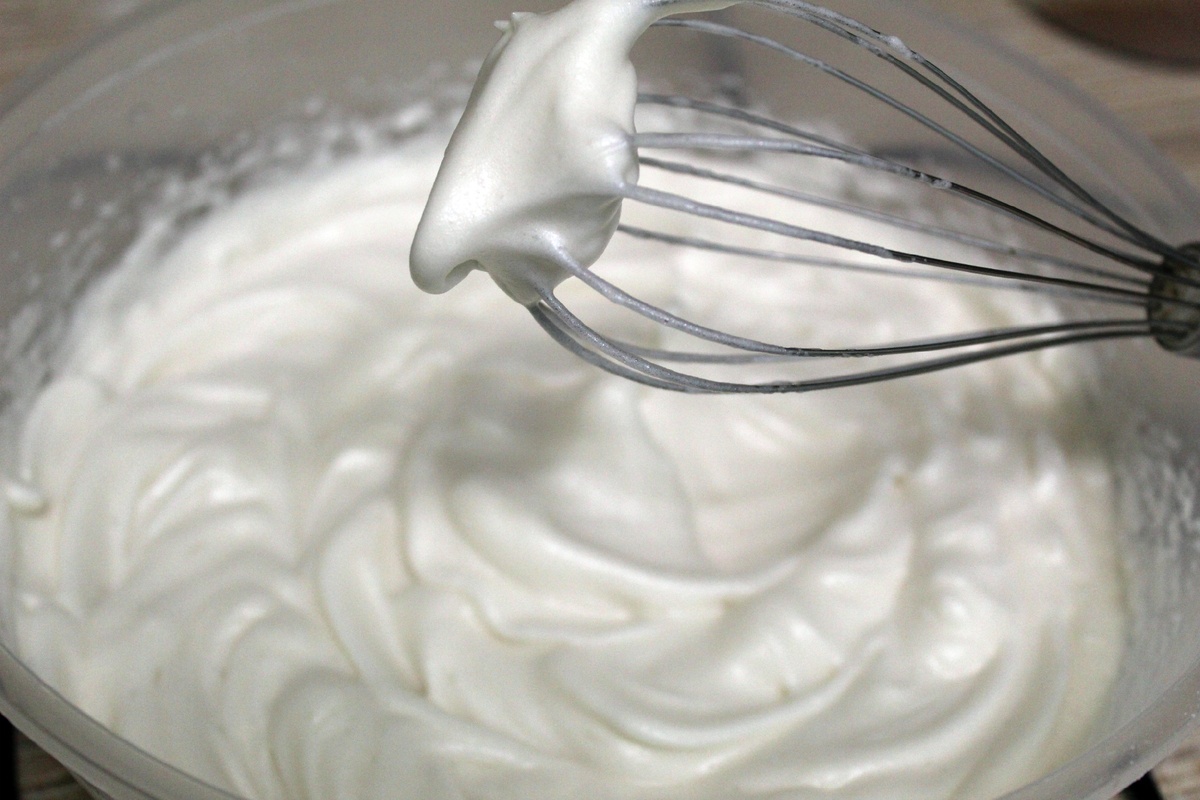 Должны остаться на венчике небольшие клювики, а белок не выпадать из чаши для взбивания.