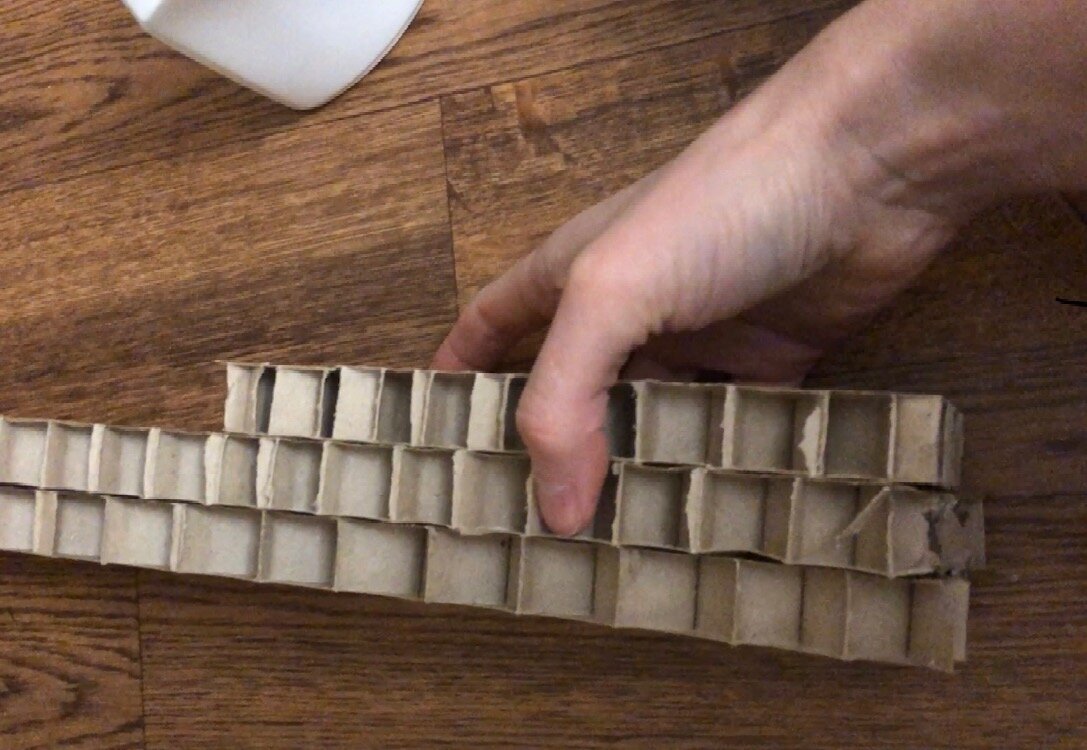 Вот такими объемными картонками придавала объем фигуре. Фото автора