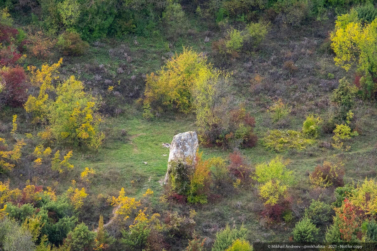 Вертикальный монолитный камень  - Менгир