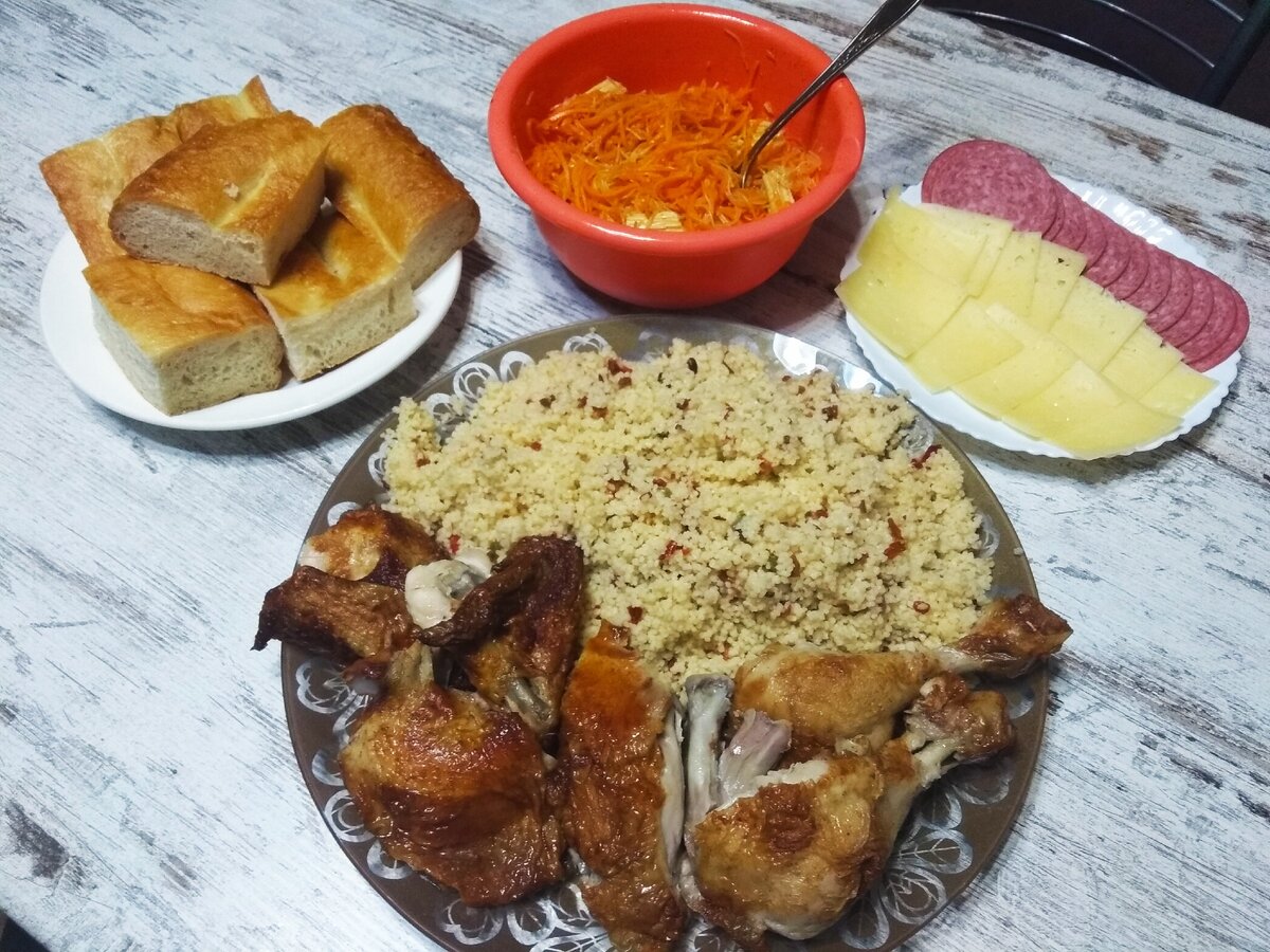 На меня это не похоже и по правде сказать оставила это в тайне. Куплена даже запеченная курица, благо я знаю где покупать и никто не отравился, а вообще я такие вещи беру только в острой необходимости как в этот раз, я прихожу с работы в 19,30, а мой свёкр приезжал к нам буквально через час после моего прихода, я пока пришла, сына, себя переодела. руки помыли уже и 20.00 . Листай галерею. 