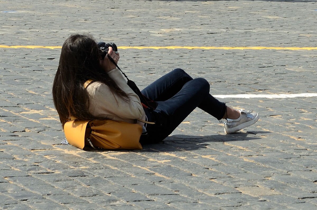 В поисках интересного ракурса. Подсмотрено на Красной площади - девушка фотографирует свою подругу на фоне Исторического музея